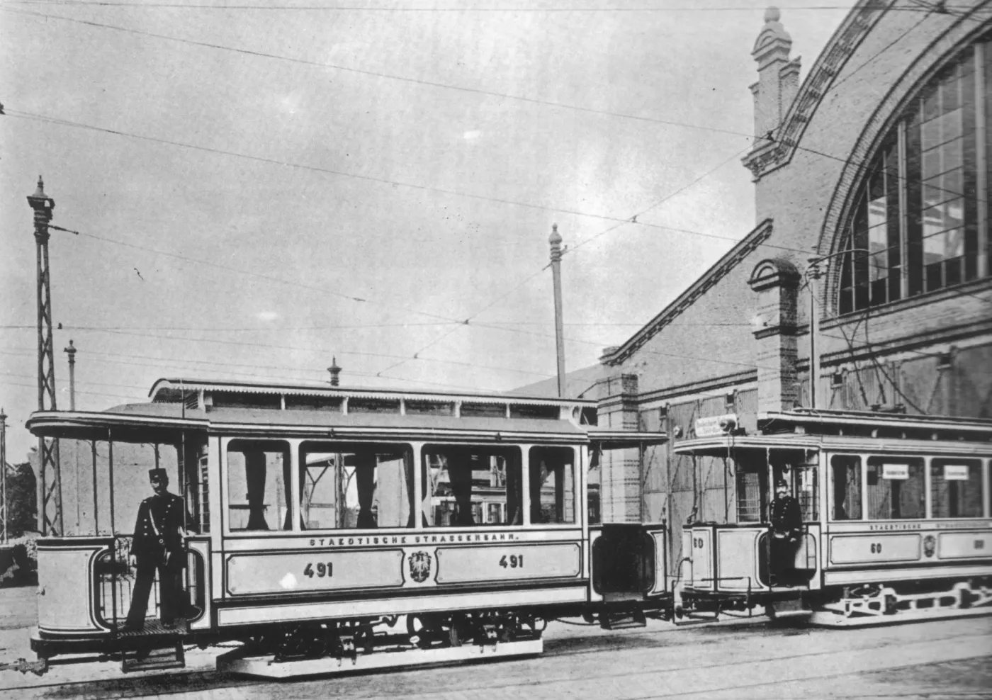 Hero Bild Stra&szlig;enbahn vor dem Bockenheimer Depot, Frankfurt am Main, 1900. Bildautor unbekannt.
