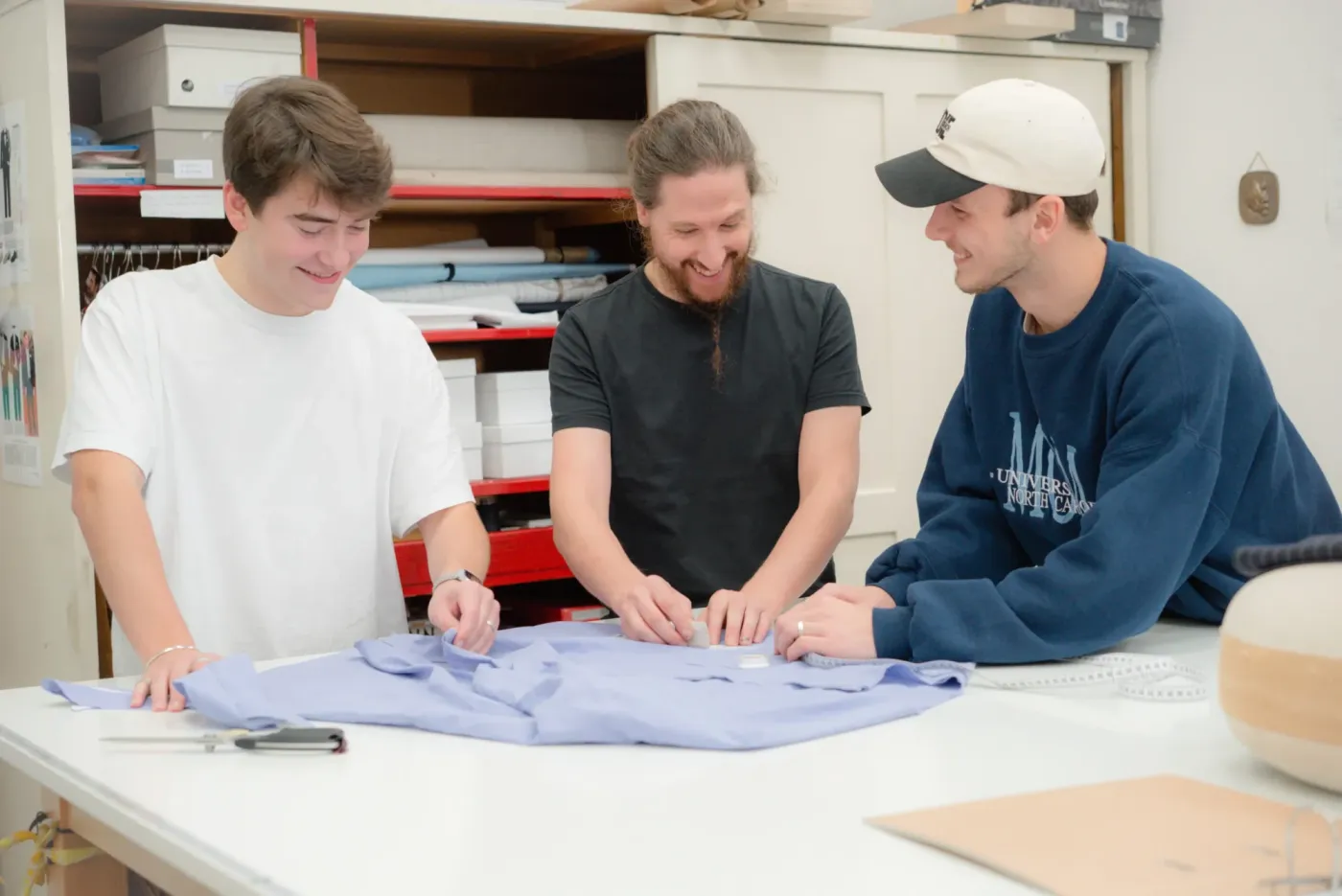 Hero Bild Luis B., Benjamin R. und Loris R. (v.l.), haben im September ihre Ausbildung zum Ma&szlig;schneider Fachrichtung Herren an den St&auml;dtischen B&uuml;hnen begonnen. &copy; Anne-Marie Antwerpen